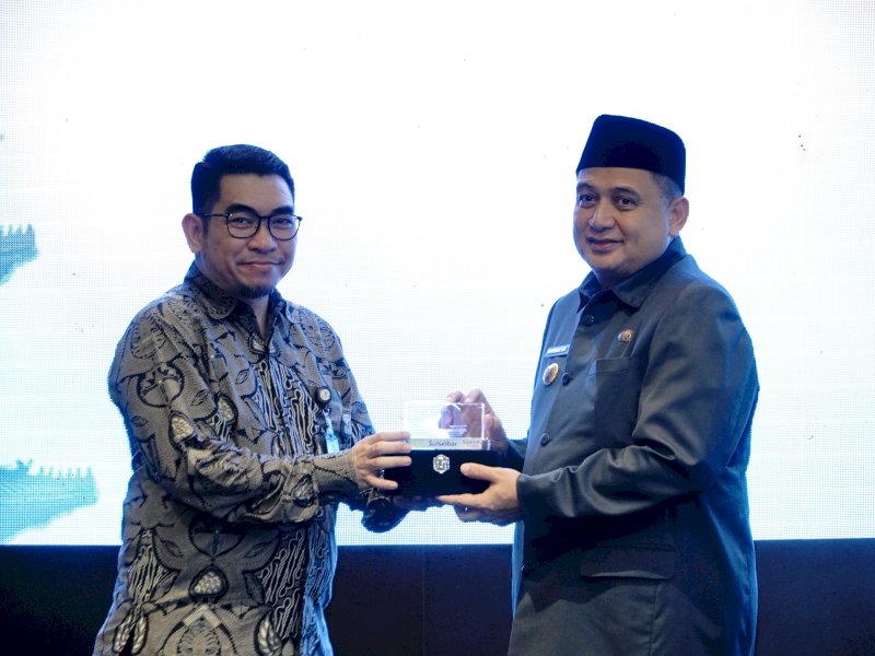 Wali Kota Makassar Munafri Arifuddin, bersama Direktur Kredit & UMKM Bank Sulselbar Dwi Zulkarnain, saat menghadiri Forum Business Connection Indonesia&ndash;China di Hotel The Rinra Makassar, Selasa (8/9/2026). @Jejakfakta/dok. Humas Bank Sulselbar