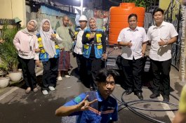 PDAM Makassar Sisir Lorong hingga Malam, Salurkan Bantuan Air Bersih Gratis