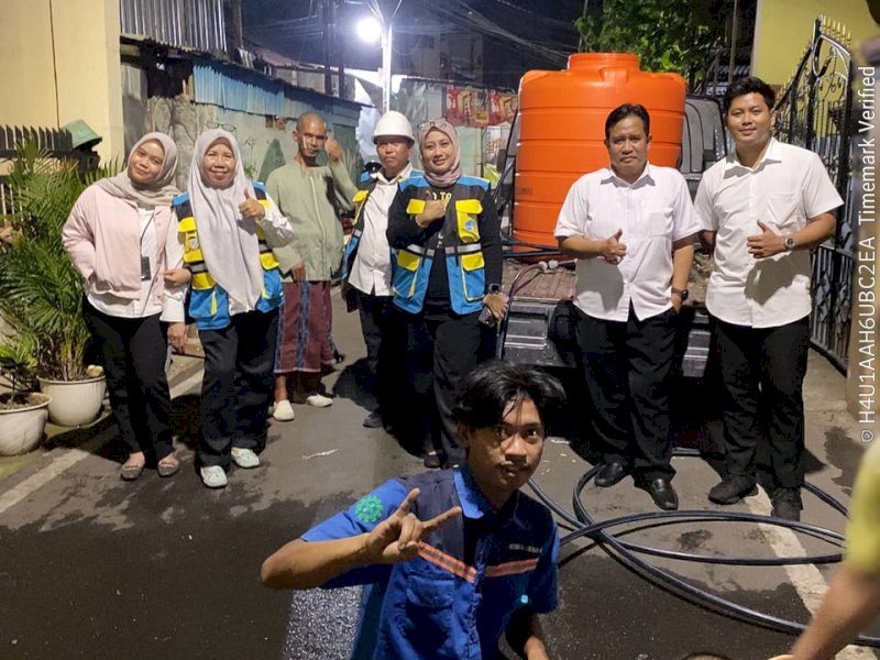 Penyaluran bantuan air bersih gratis kepada pelanggan yang terdampak krisis air akibat musim kemarau dipimpin langsung oleh Kepala Wilayah Pelayanan IV Perumda Air Minum Kota Makassar, Hj. Fitriah Gasim, bersama jajaran pejabat Wilayah Pelayanan IV. @Jejakfakta/dok. Humas PDAM Makassar