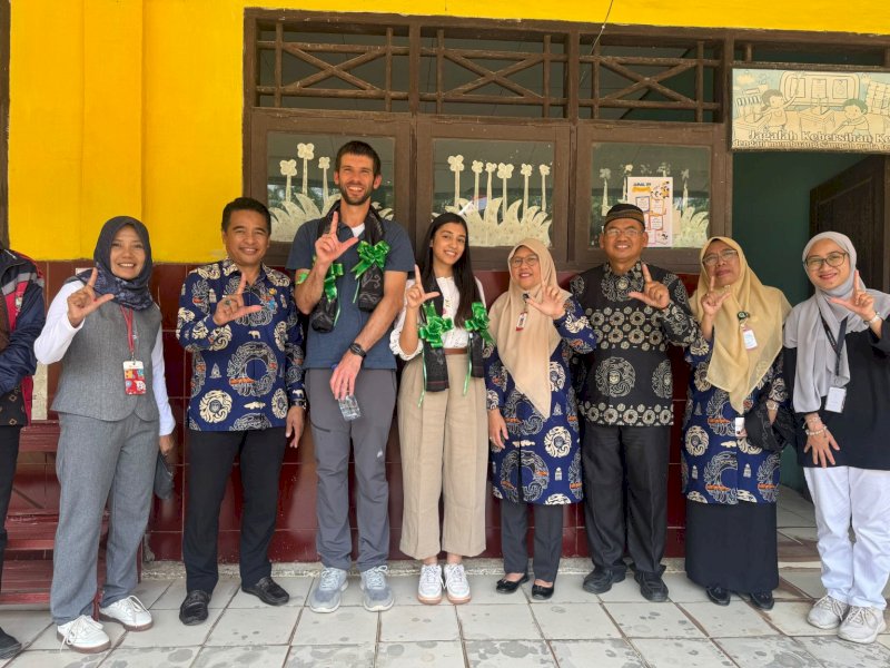 SDN 150 Mangkutana menerima kunjungan dua Mars Ambassador, yakni Jaishree Garg dari India dan David Bennett dari Amerika Serikat, untuk melihat secara langsung pelaksanaan Program Healthier Smiles di sekolah tersebut, Kamis (10/9/2026). @Jejakfakta/dok. Humas Pemkab Lutim