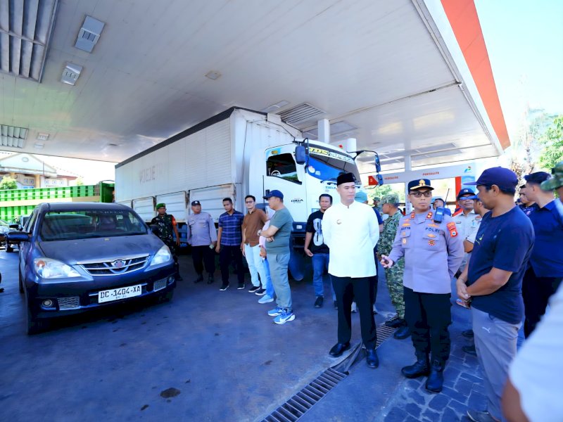 Bupati Pangkep Muhammad Yusran Lalogau bersama Kapolres Pangkep AKBP Aditya Pradana, perwakilan Dandim 1421/Pangkep, serta Tim Satgas pengawasan BBM bersubsidi di salah satu SPBU di wilayah Pangkajene. @jejakfaktacom/Humas Pemda Pangkep