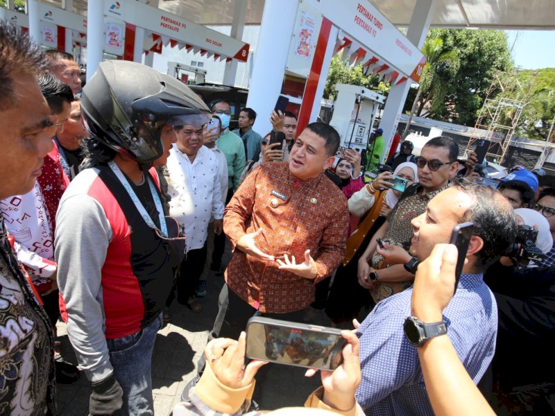 Wali Kota Makassar, Munafri Arifuddin, saat memantau antrean pengisian BBM di SPBU, Jumat (11/9/2026). @Jejakfakta/dok. Humas Pemkot Makassar
