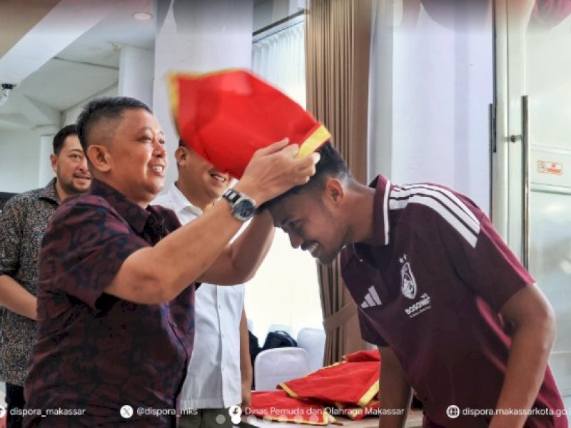 Kepala Dinas Pemuda dan Olahraga (Dispora) Kota Makassar, Syamsul Bahri, mendampingi Wali Kota Makassar Munafri Arifuddin saat melepas pemain, pelatih, dan manajemen PSM Makassar di Baruga Anging Mammiri, Rumah Jabatan Wali Kota Makassar, Sabtu (12/9/2026). @Jejakfakta/dok. Humas Dispora Makassar