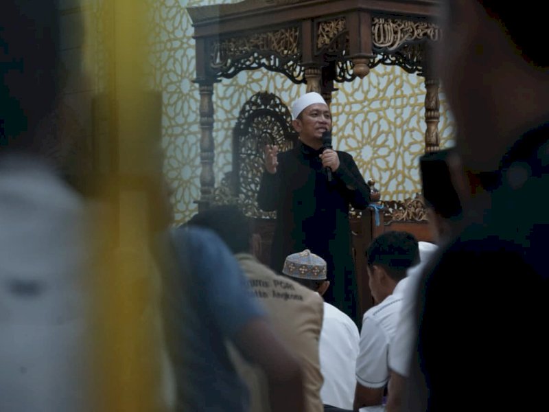Bupati Luwu Timur, Irwan Bachri Syam, memberikan sambutan usai salat Subuh berjamaah bersama para pelajar, guru, kepala sekolah, tokoh agama, tokoh masyarakat, serta jamaah Masjid Besar At Taqwa, Desa Solo, Kecamatan Angkona, Sabtu (12/9/2026). @Jejakfakta/dok. Humas Pemkab Lutim