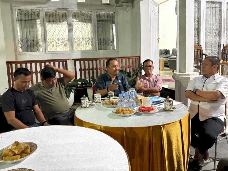 Bupati Luwu Timur, Irwan Bachri Syam, saat menerima aspirasi dari warga di halaman Rumah Jabatan Camat Angkona, Jumat (11/9/2026). @Jejakfakta/dok. Humas Pemkab Lutim