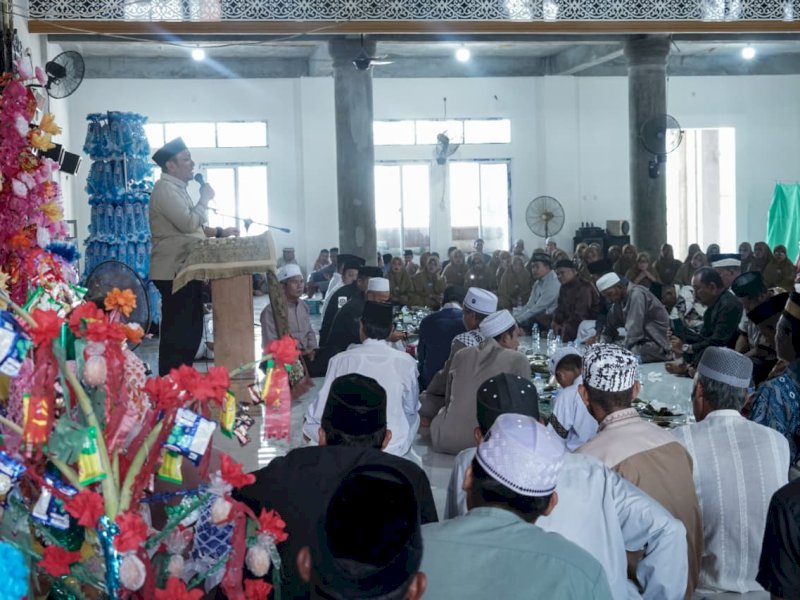 Bupati Luwu Timur, Irwan Bachri Syam, saat menghadiri peringatan Maulid Nabi Muhammad SAW yang dilaksanakan di Masjid Nurul Falah, Desa Watampanua, Kecamatan Angkona, Sabtu (12/10/2026). @Jejakfakta/dok. Humas Pemkab Lutim