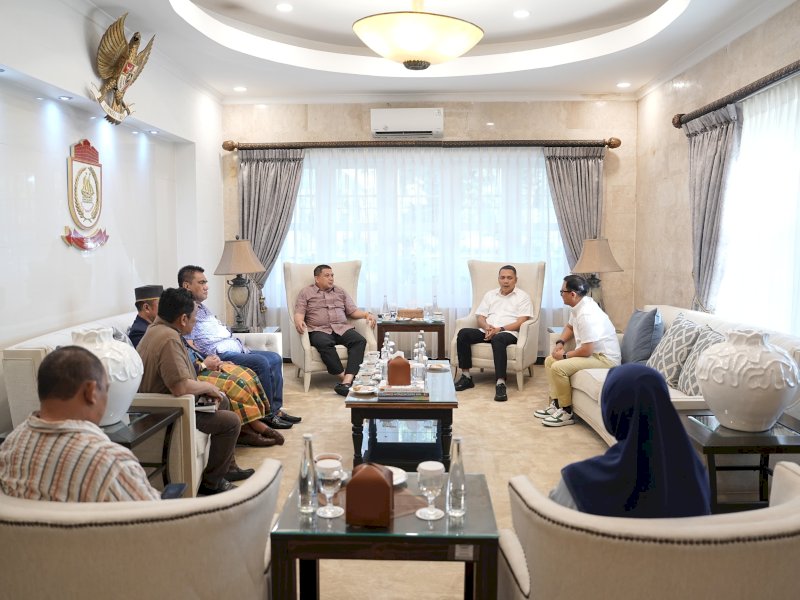 Wali Kota Makassar, Munafri Arifuddin, saat menggelar pertemuan bersama Direktur Pemasaran Ritel PT Pertamina Patra Niaga, Eko Ricky Susanto, beserta jajaran di Rumah Jabatan (Rujab) Wali Kota Makassar, Minggu (13/9/2026). @Jejakfakta/dok. Humas Pemkot Makassar