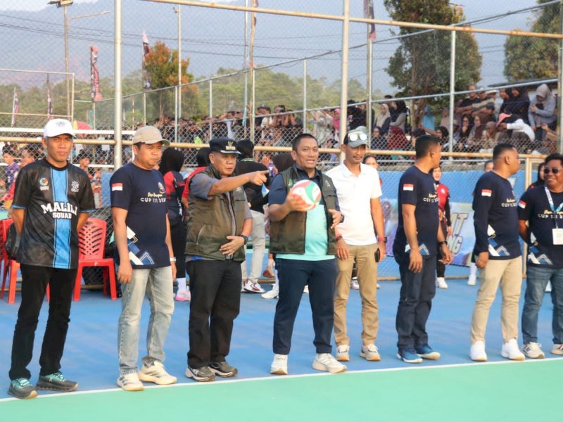 Bupati Luwu Timur, Irwan Bachri Syam, saat menghadiri pembukaan Turnamen Bola Voli Lampia Cup III Tahun 2026 di Lapangan Bola Voli Desa Harapan, Kecamatan Malili, Kabupaten Luwu Timur, Minggu (13/9/2026). @Jejakfakta/dok. Humas Pemkab Lutim