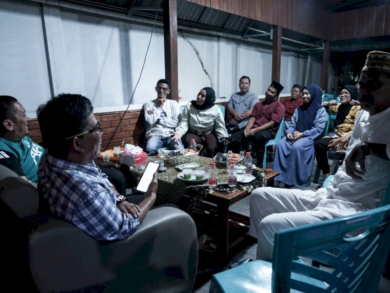 Dialog Bupati Luwu Timur, Irwan Bachri Syam, bersama masyarakat Kecamatan Wotu, Sabtu malam (12/9/2026). @Jejakfakta/dok. Humas Pemkab Lutim