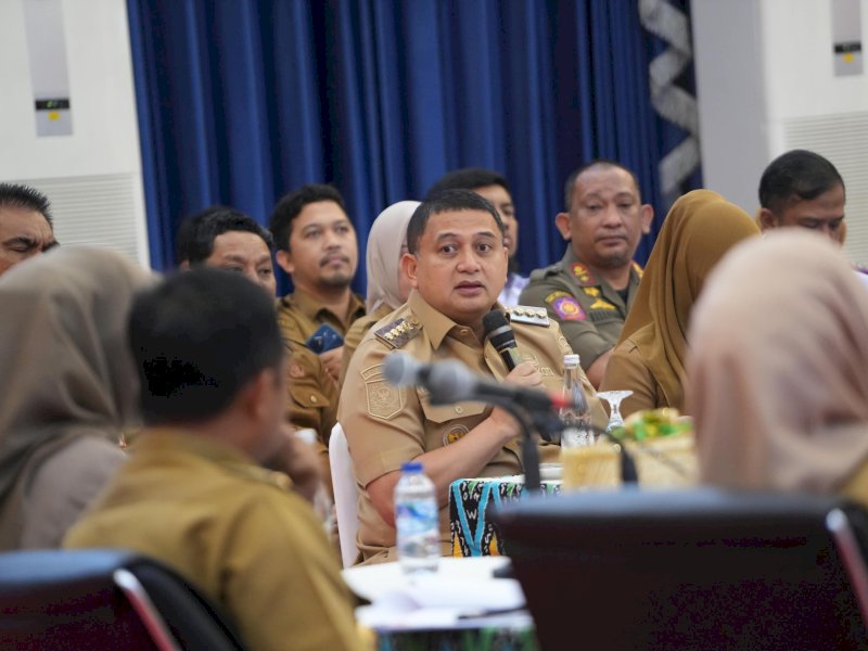 Wali Kota Makassar, Munafri Arifuddin, saat menghadiri Rapat Monitoring dan Evaluasi terkait Penyaluran Bahan Bakar Minyak (BBM) Bersubsidi pada Stasiun Pengisian Bahan Bakar Umum (SPBU) se-Sulawesi Selatan di Rumah Jabatan Gubernur Sulsel, Senin (14/9/2026). @Jejakfakta/dok. Humas Pemkot Makassar
