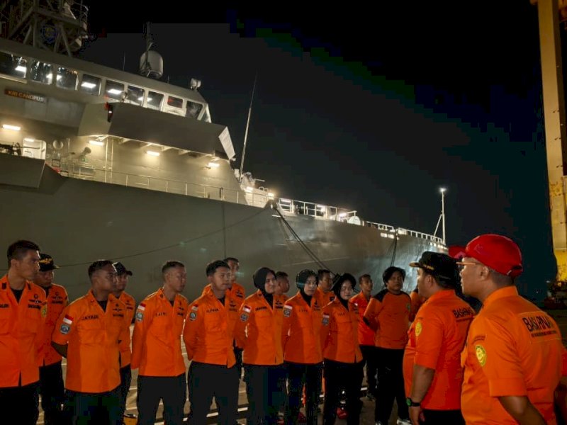  Kantor Pencarian dan Pertolongan (Basarnas) Makassar mengerahkan kapal negara (KN) SAR Kamajaya bersama puluhan personel untuk bergabung dalam operasi pencarian dan pertolongan (SAR) terhadap kapal penyeberangan rute Surabaya&ndash;Banjarmasin yang dilaporkan hilang kontak pada Minggu (13/9/2026) sekitar pukul 02.00 WITA saat menghadapi cuaca buruk. @Jejakfakta/dok. Basarnas Makassar