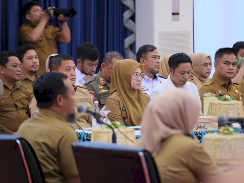 Bupati Gowa, Sitti Husniah Talenrang, saat menghadiri Rapat Monitoring dan Evaluasi Pemantauan dan Pengawasan Penyaluran Bahan Bakar Minyak (BBM) Bersubsidi pada Stasiun Pengisian Bahan Bakar Umum (SPBU) se-Sulawesi Selatan di Baruga Asta Cita, Rumah Jabatan Gubernur Sulawesi Selatan, Makassar, Senin (14/9/2026). @Jejakfakta/dok. Humas Pemkab Gowa