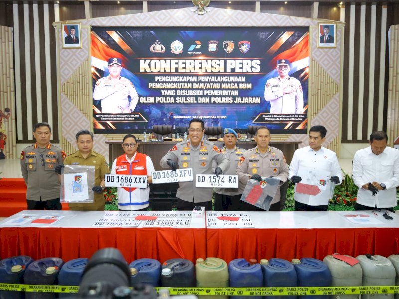 Kapolda Sulawesi Selatan Irjen Pol. Djuhandhani Rahardjo Puro, saat menggelar konferensi pers yang digelar di Aula Mappaoddang Mapolda Sulsel, Minggu (13/9/2026). @Jejakfakta/dok. IST.
