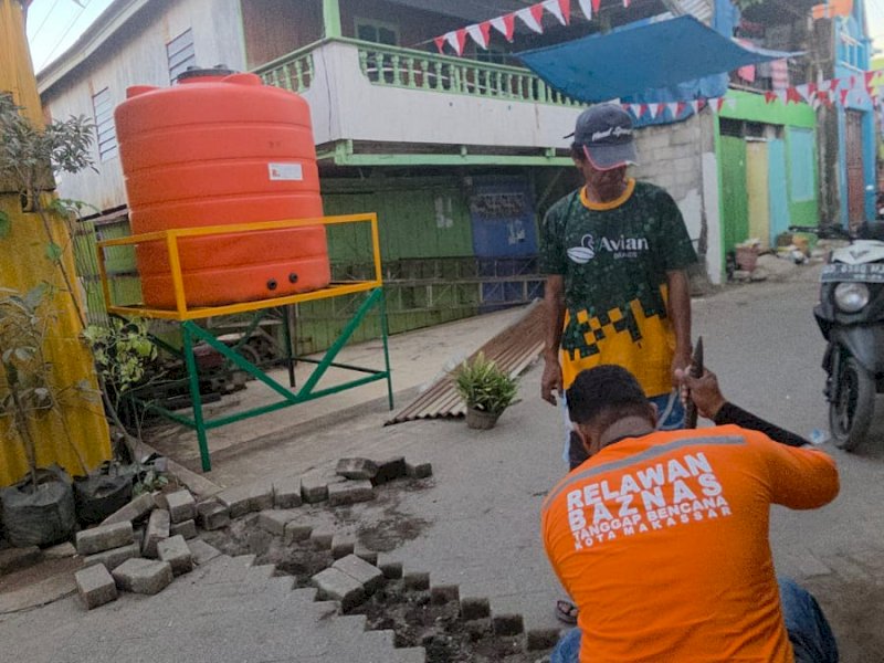 BAZNAS Makassar membantu memenuhi kebutuhan dasar masyarakat, khususnya akses terhadap air bersih dengan menyediakan tandon besar untuk menyuplai air bersih bagi rumah-rumah masyarakat yang dihuni ratusan kepala keluarga, Senin (14/9/2026). @Jejakfakta/dok. Humas Pemkot Makassar