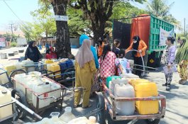 Kekeringan Meluas, BPBD Makassar Kerahkan 25 Armada Salurkan Air ke 26.888 KK