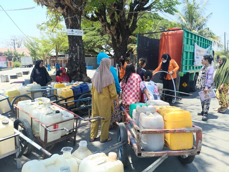 BPBD Makassar telah menyalurkan sebanyak 3.043.800 liter air bersih melalui 310 titik distribusi yang tersebar di sejumlah wilayah terdampak. @Jejakfakta/dok. Humas Pemkot Makassar