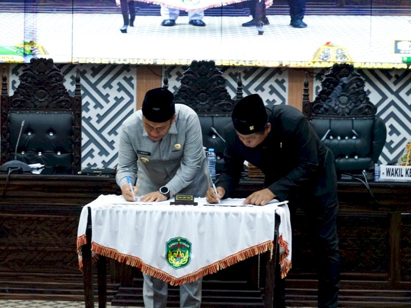 Persetujuan bersama tersebut ditandai dengan penandatanganan oleh Bupati Luwu Timur, Irwan Bachri Syam, bersama Ketua DPRD Luwu Timur, Ober Datte, dalam Rapat Paripurna di Gedung DPRD Luwu Timur, Malili, Senin (14/9/2026). @Jejakfakta/dok. Humas Pemkab Lutim