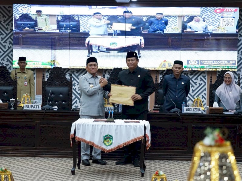 Bupati Luwu Timur, Irwan Bachri Syam, serahkan Ranperda APBD 2027 dalam Rapat Paripurna DPRD Luwu Timur di Gedung DPRD Luwu Timur, Malili, Senin (14/9/2026). @Jejakfakta/dok. Humas Pemkab Lutim