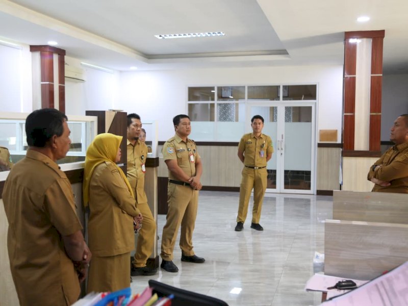 Bupati Luwu Timur, Irwan Bachri Syam, melakukan inspeksi mendadak (sidak) untuk mengecek langsung kehadiran dan semangat kerja ASN di setiap bagian, Selasa pagi (15/9/2026). @Jejakfakta/dok. Humas Pemkab Lutim