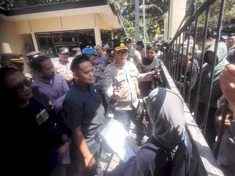 Puluhan warga mendatangi Polres Enrekang untuk mendesak percepatan penanganan laporan polisi terkait dugaan tindakan memasuki lahan tanpa hak yang dilakukan oleh Ali Suryaji Kartono alias Angko, anggota DPRD Kabupaten Enrekang, bersama pihak perusahaan CV Hadaf Karya Mandiri, Selasa (15/9/2026). @Jejakfakta/IST.