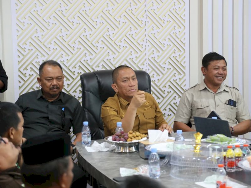Bupati Luwu Timur Irwan Bachri Syam, saat memimpin rapat koordinasi sekaligus memfasilitasi pertemuan antara PT Perkebunan Nusantara (PTPN) dan masyarakat Kecamatan Angkona terkait penanganan sengketa lahan di tiga desa, yakni Desa Mantadulu, Tawakua, dan Taripa di ruang rapat bupati, Malili, Selasa (15/9/2026). @Jejakfakta/dok. Pemkab Lutim