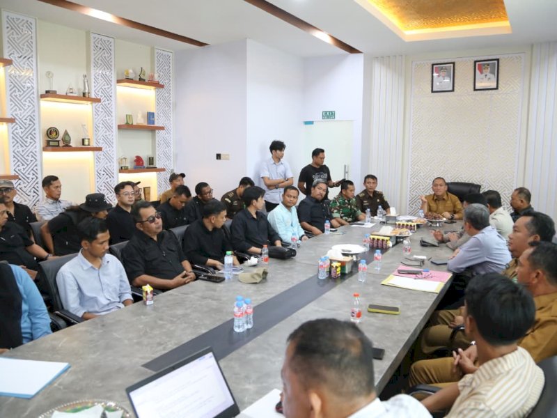Bupati Luwu Timur, Irwan Bachri Syam, saat memimpin rapat koordinasi dengan para pemilik Stasiun Pengisian Bahan Bakar Umum (SPBU) se-Kabupaten Luwu Timur, Selasa (15/9/2026). @Jejakfakta/dok. Humas Pemkab Lutim