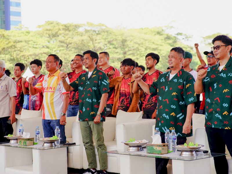 Kadispora Makassar Syamsul Bahri, Kabid Pembudayaan dan Pembinaan Olahraga Andi Bilhaq Azikin, serta Ketua KONI Kota Makassar yang diwakili Plt. Sekum KONI Ashar Fahri saat mendampingi Asisten III Bidang Administrasi Umum Pemkot Makassar, Firman Hamid Pagara, saat membuka kegiatan Paraga 2026 di Lapangan Karebosi, Sabtu (18/7/2026). @Jejakfakta/dok. Humas Dispora Makassar