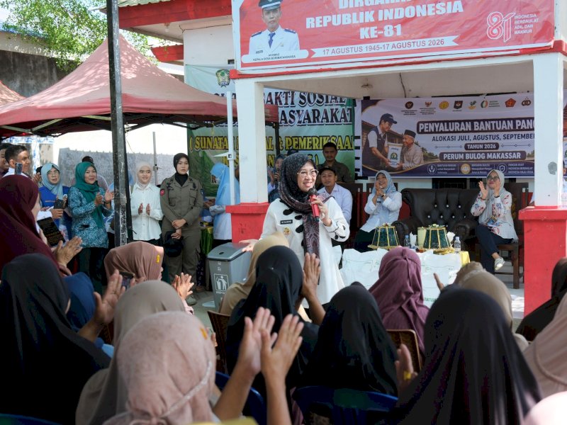 Bupati Gowa, Sitti Husniah Talenrang, kembali menyalurkan Bantuan Pangan alokasi Juli, Agustus, dan September 2026 kepada masyarakat di Desa Borimatangkasa, Kecamatan Bajeng Barat, Rabu (16/9/2026). @Jejakfakta/dok. Humas Pemkab Gowa