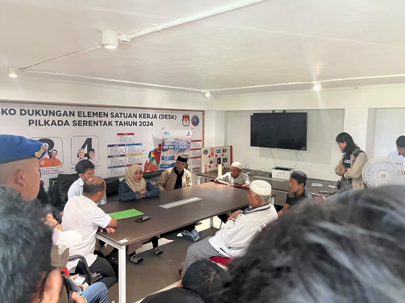 Puluhan warga Tamalanrea dan Tamangapa mendatangi Balai Kota Makassar, Rabu (16/9/2026), sekitar pukul 10.00 WITA. @Jejakfakta/dok. IST.
