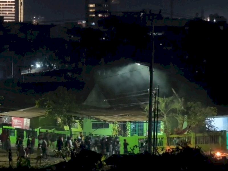 Posko Aliansi Bara-Baraya Bersatu (ABB) di Jalan Abu Bakar Lambogo diserang pada Selasa malam (15/9/2026). Warga menyebut penyerangan tersebut dilakukan oleh ratusan orang yang diduga merupakan massa bayaran. @Jejakfakta/dok. tangkapan layar