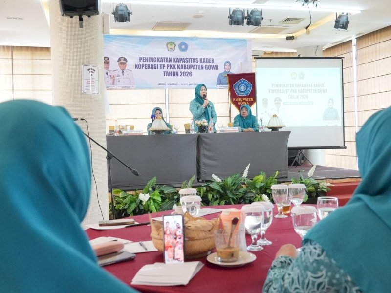 Ketua Tim Penggerak PKK Kabupaten Gowa, Andi Tenri Indah Darmawangsyah, saat menyampaikan sambutan pada kegiatan Peningkatan Kapasitas Kader Koperasi yang diikuti kader PKK Pokja II se-Kabupaten Gowa di Hotel Karebosi Premier Makassar, Rabu (16/9/2026). @Jejakfakta/dok. Humas Pemkab Gowa