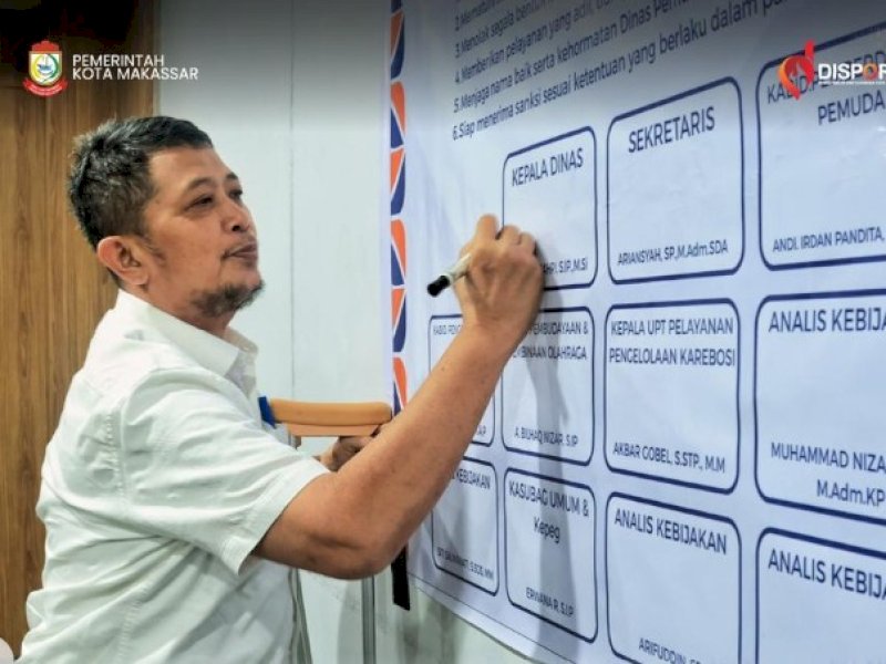 Kepala Dispora Makassar, Syamsul Bachri, saat penandatanganan Pakta Integritas komitmen membangun budaya kerja yang berintegritas melalui Sosialisasi Masyarakat Pembelajar Anti Korupsi yang digelar Badan Pengawasan Keuangan dan Pembangunan (BPKP), Rabu (15/7/2026). @Jejakfakta/IST.