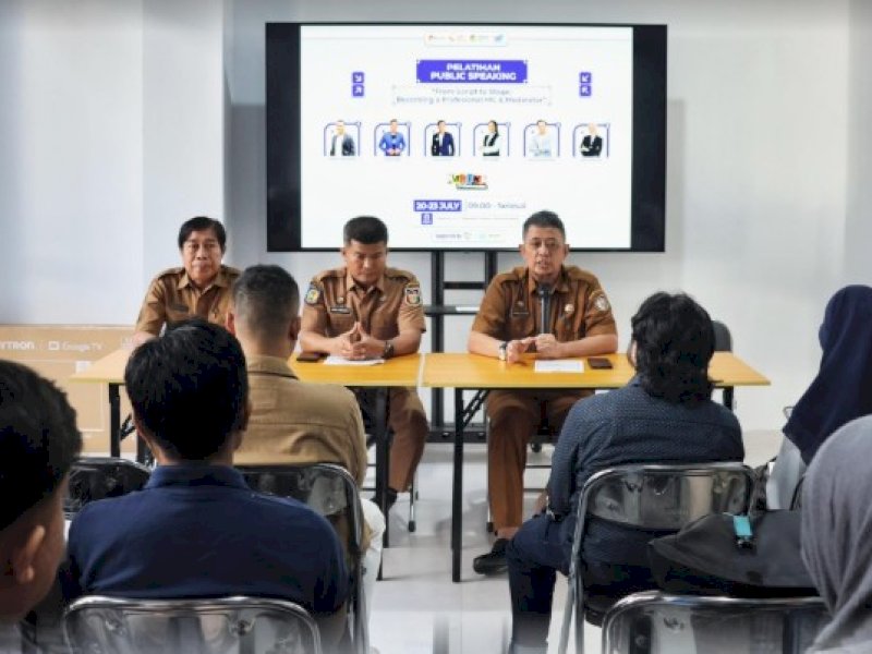 Kepala Dinas Pemuda dan Olahraga (Dispora) Kota Makassar, Syamsul Bahri, saat membuka Pelatihan Public Speaking bertema &ldquo;From Script to Stage&rdquo; yang digelar Bidang Pemberdayaan Pemuda Dispora Kota Makassar, Senin (20/7/2026). @Jejakfakta/dok. IST.