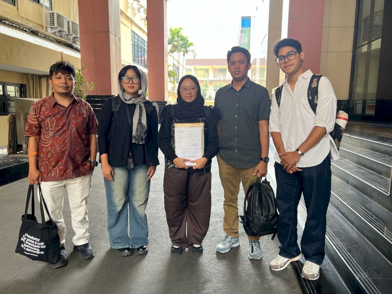  Komite Keselamatan Jurnalis (KKJ) melaporkan Kepala Kepolisian Daerah (Kapolda) Sulawesi Selatan kepada Kapolri pada Rabu (16/9/2026).  Polda Sulawesi Selatan dinilai mengabaikan putusan Pengadilan Negeri (PN) Makassar terkait penundaan perkara (undue delay) dalam penanganan kasus kekerasan terhadap jurnalis Antara di Makassar, Darwin Fatir. @Jejakfakta/dok. IST.