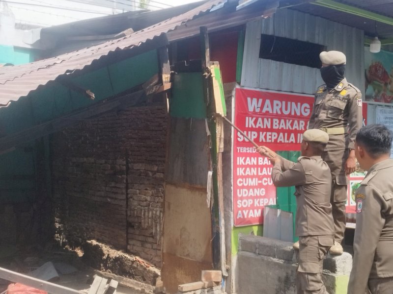  10 lapak usaha di Jalan Gunung Lompo Battang, Kecamatan Ujung Pandang, akhirnya dibongkar setelah 20 tahun berdiri di atas fasum, Kamis (17/9/2026). @Jejakfakta/dok. Humas Pemkot Makassar