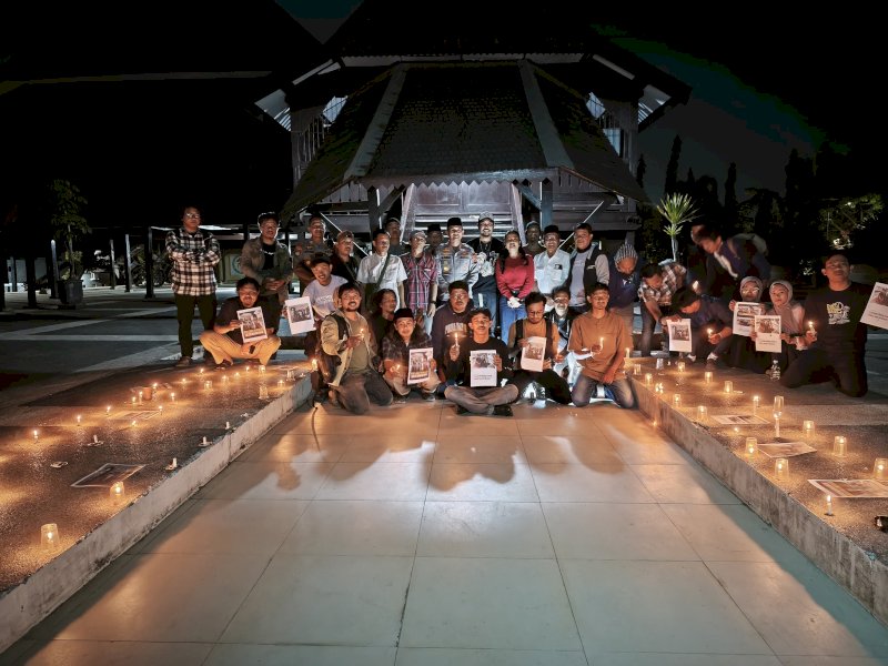 Aksi solidaritas dengan doa bersama dan menyalakan lilin untuk lima jurnalis yang hilang saat melakukan peliputan erupsi Gunung Anak Krakatau di pelataran Museum Balla Lompoa, Jalan KH Wahid Hasyim, Kecamatan Somba Opu, Kabupaten Gowa, Sulawesi Selatan, Kamis (17/9/2026) malam. @Jejakfakta/dok. IST.