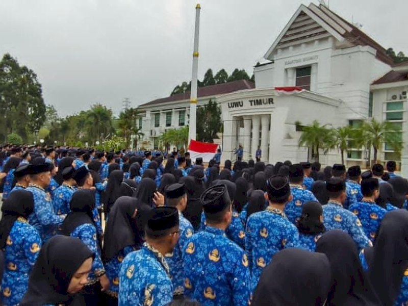 Kepala Dinas Perdagangan, Koperasi, UKM dan Perindustrian (Dagkop UKMP) Kabupaten Luwu Timur, Senfry Oktavianus, saat memimpin Upacara Hari Kesadaran Nasional di halaman Kantor Bupati Luwu Timur, Kamis (17/9/2026). @Jejakfakta/dok. Humas Pemkab Lutim