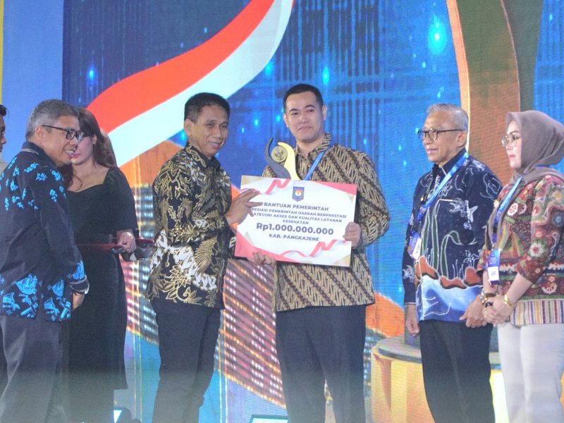 Bupati Pangkep Muhammad Yusran Lalogau terima langsung penghargaan Apresiasi Pemerintah Daerah Berprestasi 2026 Batch II Regional Sulawesi pada kategori Akses dan Kualitas Layanan Kesehatan. @jejakfaktacom/Humas Pemda Pangkep.