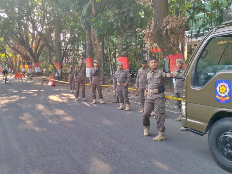 Pengawasan dan sterilisasi kawasan Jalan Mawas, Kecamatan Mamajang, pascainsiden yang melibatkan seorang juru parkir (jukir) dan pengemudi ojek online (ojol) beberapa waktu lalu. @Jejakfakta/dok. Humas Pemkot Makassar
