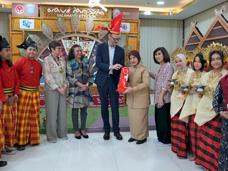 Wakil Wali Kota Makassar, Aliyah Mustika Ilham, saat menyambut Duta Besar Swiss untuk Indonesia, Timor-Leste, sekaligus Perwakilan Tetap Swiss untuk ASEAN, Konstantin Obolensky, di Bandara Sultan Hasanuddin, Selasa (22/9/2026). @Jejakfakta/dok. Humas Pemkot Makassar
