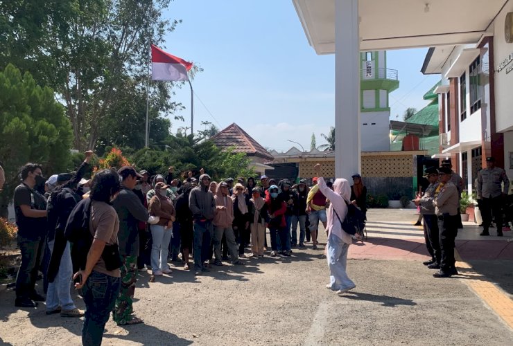 Demi Mempertahankan Kebun, Tiga Warga Enrekang Dituntut 6 Bulan Pidana Pengawasan