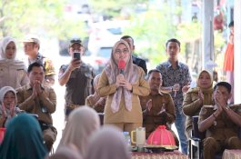 Kunker di Parigi, Bupati Gowa Salurkan Bantuan Pangan dan Sertifikat PTSL