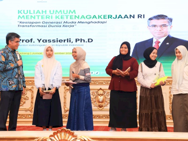 Menteri Ketenagakerjaan (Menaker) Yassierli mengisi Kuliah Umum Universitas Baiturrahmah di Padang, Jumat (25/9/2026). @jejakfaktacom/Dok. Kemnaker