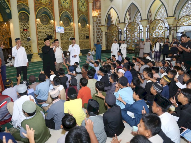 Usai menunaikan salat Subuh berjamaah, Bupati Luwu Timur, Irwan Bachri Syam, menyampaikan arahan sekaligus menegaskan komitmen Pemerintah Kabupaten Luwu Timur dalam menjalankan Program Pejuang Subuh di Masjid Al-Ikhwan Sorowako, Kecamatan Nuha, Sabtu (26/9/2026). @Jejakfakta/dok. Humas Pemkab Lutim