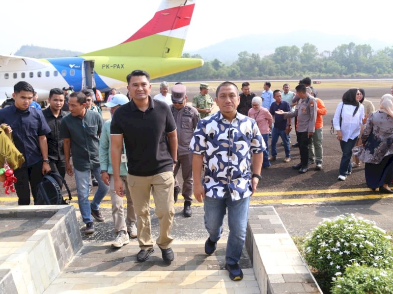 Bupati Luwu Timur Irwan Bachri Syam bersama Wakil Bupati Hj. Puspawati Husler, Ketua TP PKK Luwu Timur dr. Ani Nurbani Irwan, serta unsur Forkopimda menyambut kedatangan Kapolres Luwu Timur yang baru, AKBP Irwan Kurnadi, S.I.K, di  Bandara Sorowako, Kecamatan Nuha, Jumat (25/9/2026). @Jejakfakta/dok. Humas Pemkab Lutim