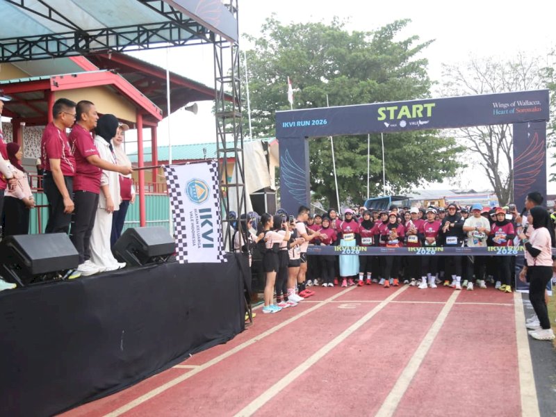 Bupati Luwu Timur Irwan Bachri Syam, didampingi Ketua TP PKK Luwu Timur, dr. Ani Nurbani Irwan, saat menghadiri pelepasan peserta IKVI Run 2026 yang berlangsung di Lapangan Persesos Sorowako, Kecamatan Nuha, Sabtu (26/9/2026). @Jejakfakta/dok. Humas Pemkab Lutim