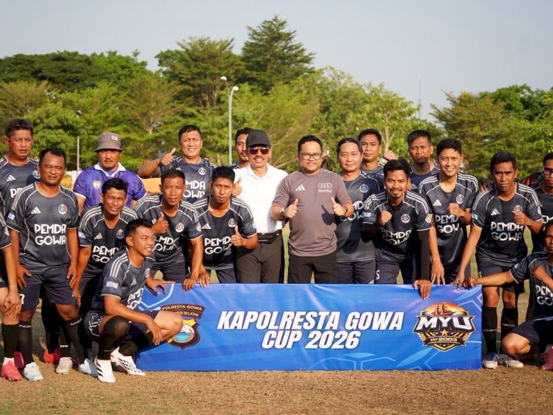 Wakil Bupati Gowa Darmawangsyah Muin, saat menghadiri pembukaan Turnamen Sepakbola U-40 Kapolresta Gowa Cup 2026, di Lapangan Syech Yusuf, Sungguminasa, Kabupaten Gowa, Minggu (27/9/2026), dan dijadwalkan berlangsung hingga 15 Oktober 2026. @Jejakfakta/dok. Humas Pemkab Gowa