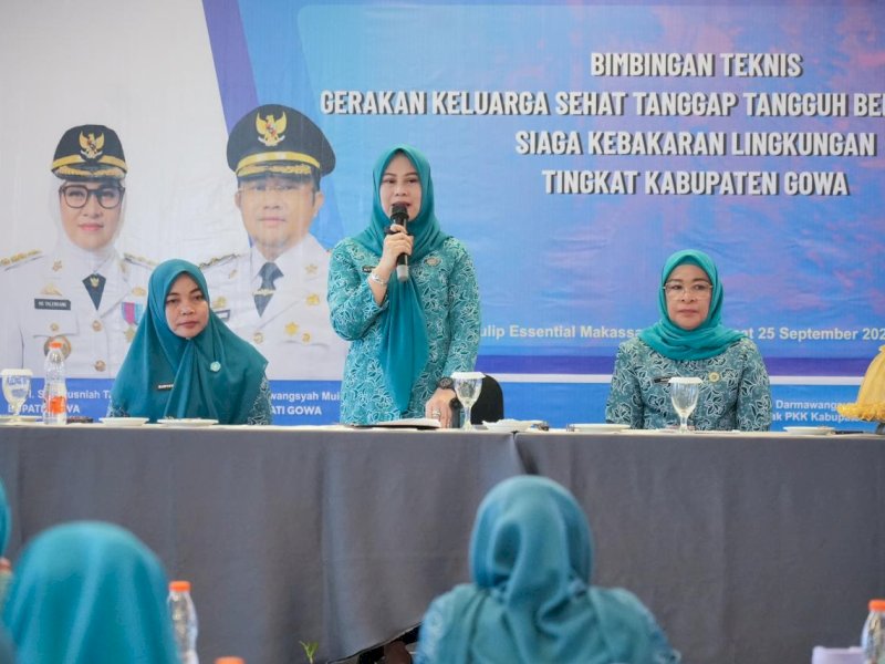 Ketua TP PKK Kabupaten Gowa, Andi Tenri Indah Darmawangsyah, saat membuka Bimbingan Teknis Gerakan Keluarga Sehat Tanggap dan Tangguh Bencana (GKSTTB) Siaga Kebakaran Lingkungan tingkat Kabupaten Gowa yang digelar Pokja IV Kabupaten Gowa di Hotel Golden Tulip Makassar, Jumat (25/9/2026). @Jejakfakta/dok. Humas Pemkab Gowa