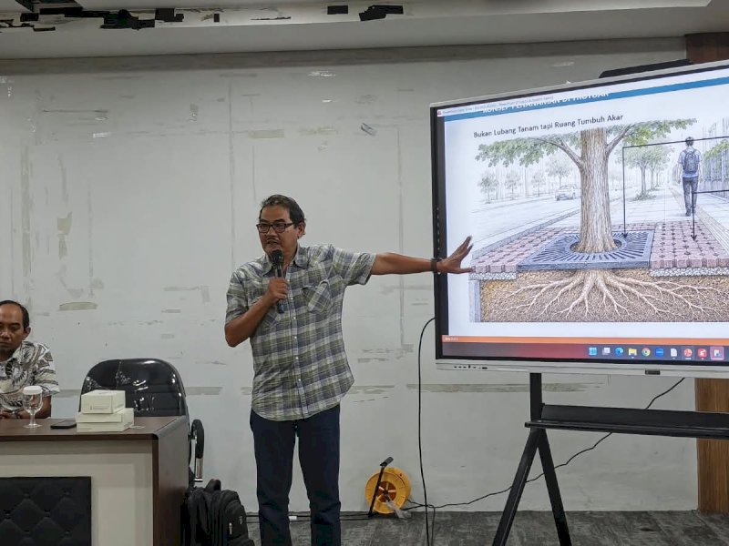 Ahli arborikultur sekaligus praktisi arsitektur lanskap, Rully Wijaya, saat mejelaskan pedestrian percontohan dengan konsep RTH, Jumat (25/9/2026). @Jejakfakta/dok. Humas Pemkot Makassar