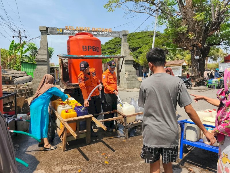 Badan Penanggulangan Bencana Daerah (BPBD) Kota Makassar bersama sejumlah instansi terkait, terus menyalurkan air bersih secara gratis langsung ke permukiman warga yang membutuhkan akibat kemarau panjang. @Jejakfakta/dok. Humas Pemkot Makassar